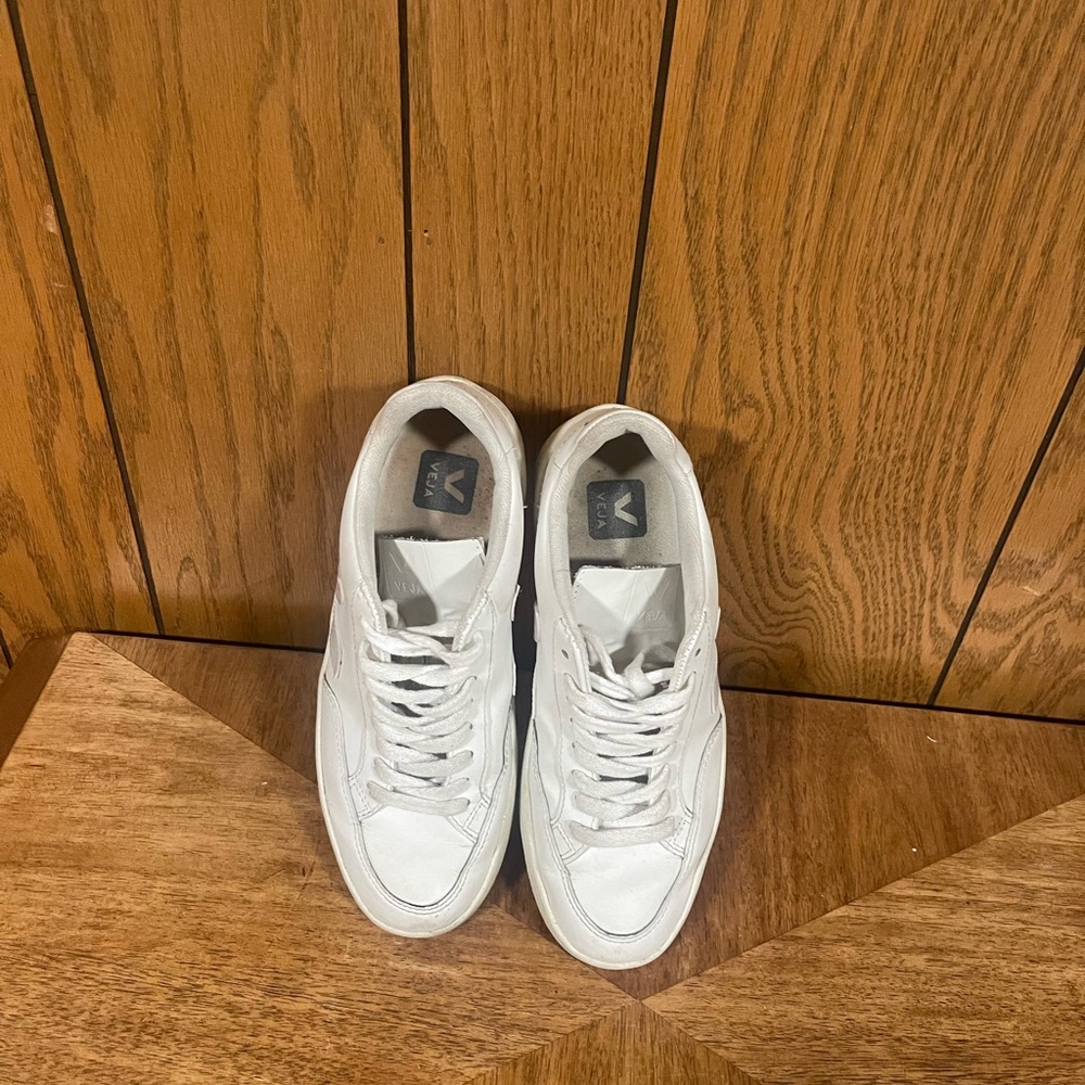 Veja V-12 Leather In White Shoes - Picture 10 of 13